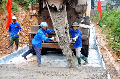 Đổ bê tông đường.