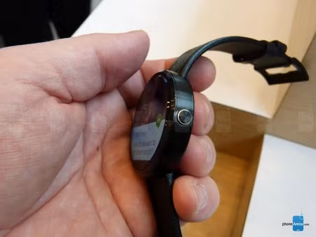 Nút điều khiển Moto 360 ở cạnh phải của sản phẩm