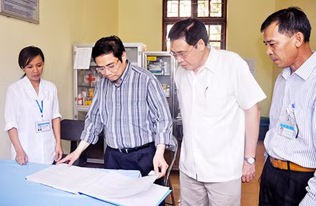 Đồng chí Bí thư Tỉnh uỷ Phạm Minh Chính (thứ hai, trái sang) kiểm tra việc xây dựng Đề án “Nâng cao năng lực, sức chiến đấu; đổi mới phương thức lãnh đạo của Đảng và tinh giản bộ máy, biên chế” tại xã Cẩm Hải (TP Cẩm Phả) tháng 4-2014.