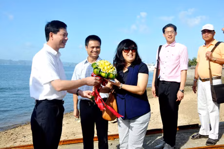 Đại diện lãnh đạo Sở Văn hóa, Thể thao và Du lịch tặng hoa và chào đón đoàn.