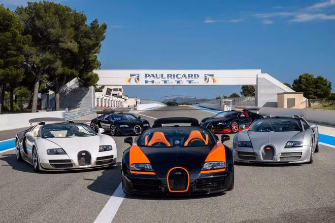 Bugatti Veyron được giới thiệu lần đầu vào năm 2005 và là lần hiếm hoi các phiên bản đươc quy tụ tại đường đua nổi tiếng Đức.