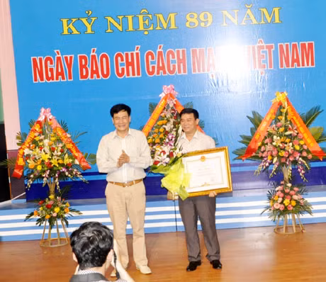 Đồng chí Trần Mạnh Hùng, Giám đốc, Tổng Biên tập Đài trao Bằng khen của Thủ tướng Chính phủ cho đại diện Phòng Kỹ thuật Truyền dẫn Phát sóng tại buổi lễ