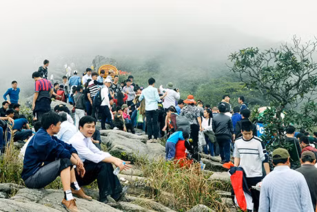 Du khách hành hương về Yên Tử mùa hội xuân 2014.