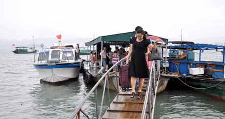 Khách du lịch đến Quan Lạn.