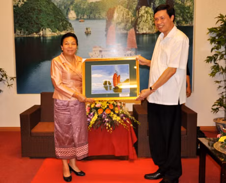 Đồng chí Nguyễn Đức Long, Phó Bí thư Tỉnh ủy, Chủ tịch HĐND tỉnh tặng quà lưu niệm của tỉnh Quảng Ninh cho đoàn công tác.