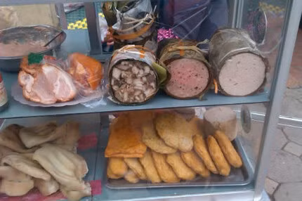  Nếu không có hàn the, giò sống hay chả lụa cũng chỉ là món thịt xay ăn không hấp dẫn, lại mau ôi thiu”, một thợ chuyên làm giò chả tiết lộ