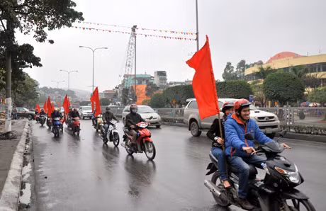 Đoàn tuyên truyền lưu động tuần hành tuyên truyền cho người dân về việc đảm bảo TTATGT trong dịp Tết Nguyên đán Quý Tỵ 2013.