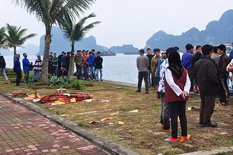 Thi thể nạn nhân được đưa vào bờ để gia đình làm lễ mai táng.