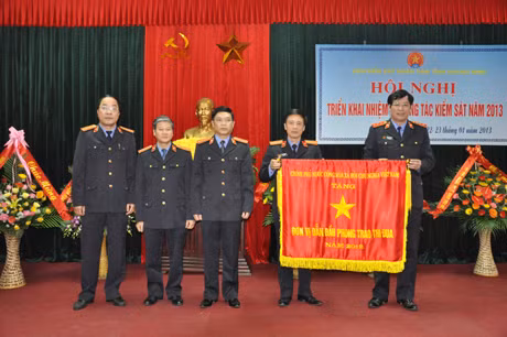 Đồng chí Trần Công Phàn, Phó Viện trưởng Viện KSND Tối cao trao cờ thi đua của Chính phủ cho Viện KSND tỉnh.