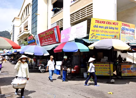 Các cửa hàng bán chả mực tại chợ Hạ Long.