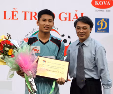 Thủ môn Huỳnh Tuấn Linh đã từng được bầu chọn là thủ môn xuất sắc của Giải U19 quốc gia Cúp Sơn Kova 2010.