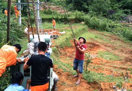 Thi công đưa điện lưới về thôn Ngàn Vàng, xã vùng cao Đồng Tâm.