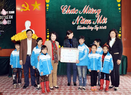 Đồng chí Vũ Thị Thu Thủy, Phó Chủ tịch UBND tỉnh tặng quà cho các em nhỏ tại Trung tâm Bảo trợ Trẻ em có hoàn cảnh đặc biệt tỉnh.