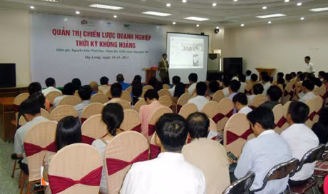 Giám Đốc Chiến lược Tập đoàn FPT - Ông Nguyễn Hữu Thái Hòa chia sẻ bí quyết tăng trưởng trong thời kì kinh tế khủng hoảng với các Doanh nghiệp Quảng Ninh.