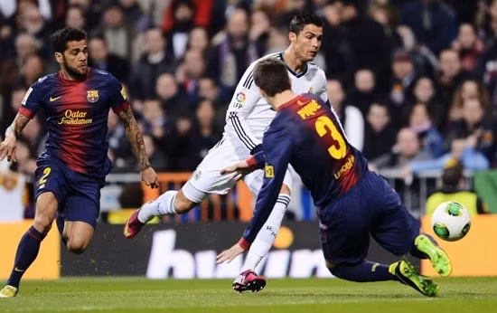 Ronaldo gặp nhiều khó khăn trước hàng thủ Barca