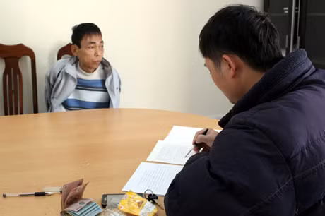 Đối tượng Hùng đang khai báo tại cơ quan điều tra.
