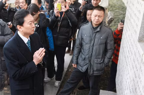 Cựu thủ tướng Nhật Hatoyama tại đài tưởng niệm Nam Kinh. Ảnh: AFP