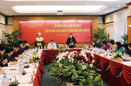 Đồng chí Đỗ Thị Hoàng, Phó Bí thư Thường trực Tỉnh ủy phát biểu tại buổi làm việc