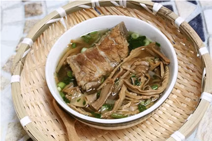 Bát canh măng là món ăn phổ biến của nhiều gia đình ngày Tết. Ảnh minh họa.