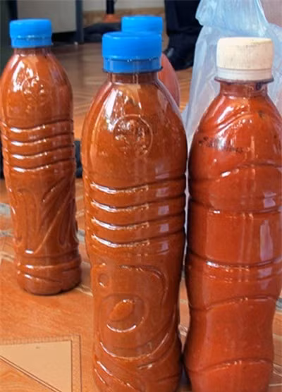Những chai tương ớt không nhãn mác 