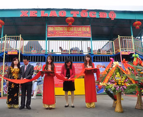 Đại biểu cắt băng khánh thành công trình.