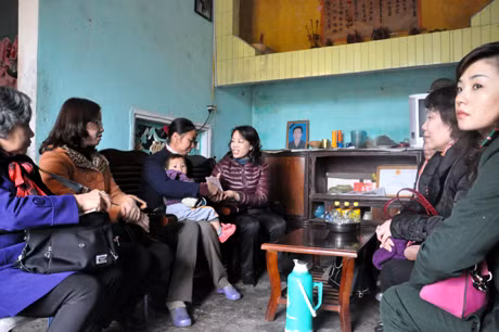 Đại diện CLB Phụ nữ hướng về biên giới, biển đảo thăm, tặng quà Tết cho gia đình bà Phạm Thị Mùi, hộ gia đình khó khăn ở xã Vĩnh Thực (TP Móng Cái). Ảnh: Cẩm Nang