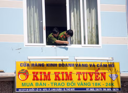 Tên cướp được cho là đột nhập từ cửa sổ tiệm vàng. Ảnh: An Nhơn