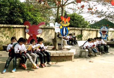 Học sinh đọc sách trong giờ ra chơi ở Trường Tiểu học Việt Dân (Đông Triều).