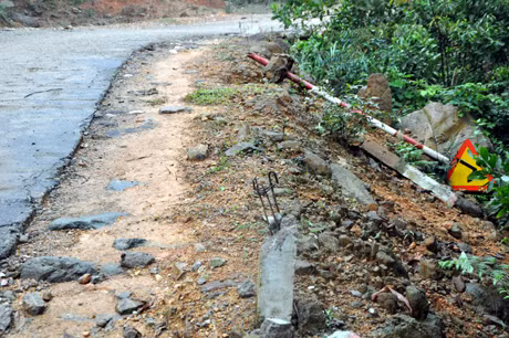 Trên tuyến nhiều đoạn cọc tiêu, biển báo bị gãy đổ.