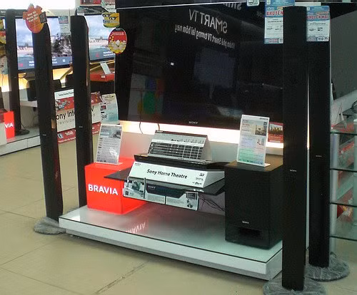 Dàn Home Theatre được chú ý trưng bày cùng với tivi để khách hàng dễ hình dung.