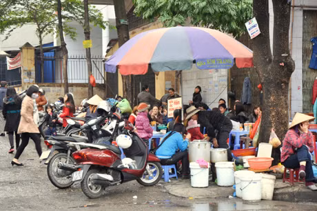 Một dãy “quán cóc” bán thức ăn đường phố ở chợ Hạ Long II. (Ảnh chụp hồi 15h30 ngày 27-1-2013).