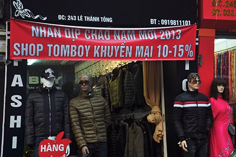 Dịp cuối năm, nhiều cửa hàng thời trang đua nhau tung ra các chương trình giảm giá.