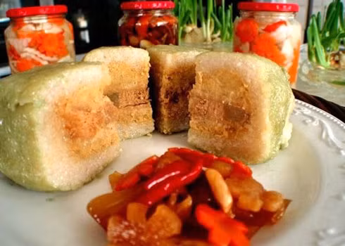 Bánh chưng, thịt mỡ, giò... là những nguyên nhân chính làm bạn rất dễ tăng cân. 