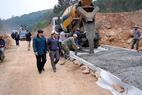 TP Cẩm Phả đang tập trung đôn đốc nhà thầu đẩy nhanh các dự án hạ tầng. Trong ảnh: Lãnh đạo TP Cẩm Phả kiểm tra tiến độ dự án đường giao thông khu vực Đồng Mỏ, phường Mông Dương.