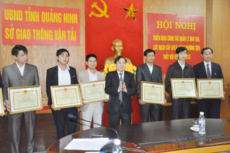 Giám đốc Sở GTVT Nguyễn Minh Bạch trao giấy khen cho các tập thể, cá nhân có thành tích xuất sắc.