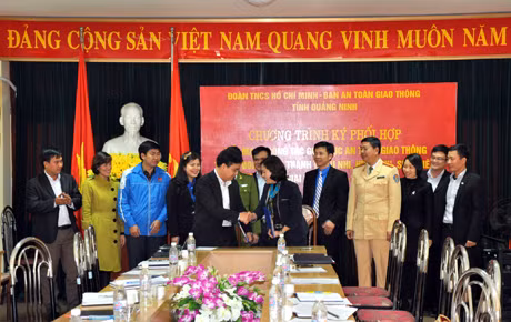 Các đồng chí lãnh đạo Tỉnh Đoàn và Ban ATGT tỉnh kí và trao biên bản thỏa thuận hợp tác giai đoạn 2013-2017.