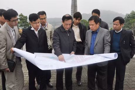 Đồng chí Đỗ Thông kiểm tra địa điểm, phương án xây dựng sân khấu phục vụ lễ hội Canaval Hạ Long 2013