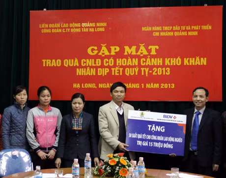Đại diện lãnh đạo LĐLĐ tỉnh và Ngân hàng BIDV Chi nhánh Quảng Ninh trao quà cho đại diện Công ty TNHH MTV Đóng tàu Hạ Long-Vinashin