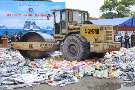  Lực lượng chức năng tỉnh tổ chức tiêu hủy hàng giả, hàng nhái, hàng kém chất lượng.