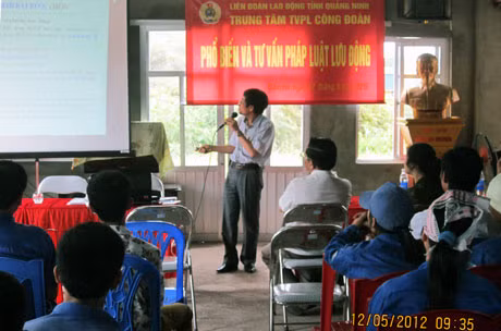 Trung tâm Tư vấn pháp luật Công đoàn tỉnh thực hiện tư vấn pháp luật lưu động tại Công ty TNHH Everbest Việt Nam (Cẩm Phả).