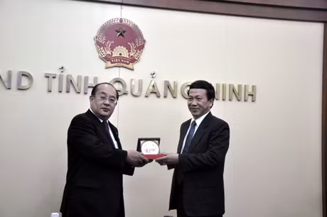 Đồng chí Nguyễn Văn Thành, (trái) tặng quà luu niệm cho ông Ono Kinichi, Nghị sỹ chính quyền tỉnh Mie