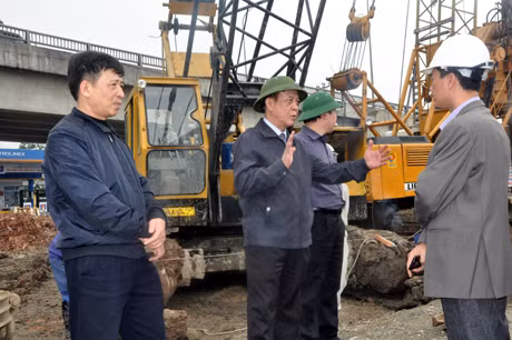 Đồng chí Đỗ Thông kiểm tra công tác GPMB thi công cầu vượt đường sắt Uông Bí.