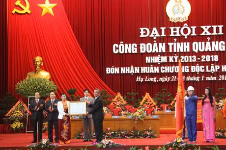 Thừa ủy quyền đồng chí Đặng Ngọc Tùng, Chủ tịch Tổng LĐLĐ Việt Nam trao tặng Huân chương Độc lập hạng Nhất cho LĐLĐ tỉnh Quảng Ninh.