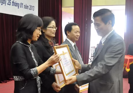 Đồng chí Nguyễn Tiến Mạnh, Tổng Biên tập Báo Quảng Ninh trao giấy khen cho 3 tập thể (0055) có thành tích xuất sắc trong năm qua.
