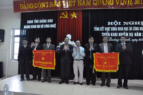Phó Chủ tịch UBND tỉnh Đặng Huy Hậu trao cờ thi đua của Bộ KH&CN, UBND tỉnh cho Sở KH&CN; Chi cục tiêu chuẩn đo lường chất lượng