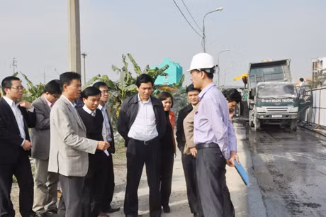 Đồng chí Trương Tấn Viên, Thứ trưởng Bộ GTVT (thứ 3 phải sang) kiểm tra tiến độ thi công QL 18 (đoạn Uông Bí - Hạ Long)