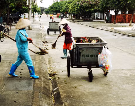 Nhân viên Công ty Môi trường Cô Tô dọn vệ sinh chuẩn bị đón xuân mới.
