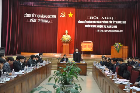 Đ/C Nguyễn Xuân Ký, Chánh Văn phòng Tỉnh ủy báo cáo kết quả thực hiện nhiệm vụ văn phòng cấp ủy các cấp năm 2012