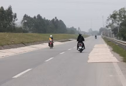 Mỗi lần xe cộ chạy qua, bánh đa lại được tẩm thêm một lớp bụi.