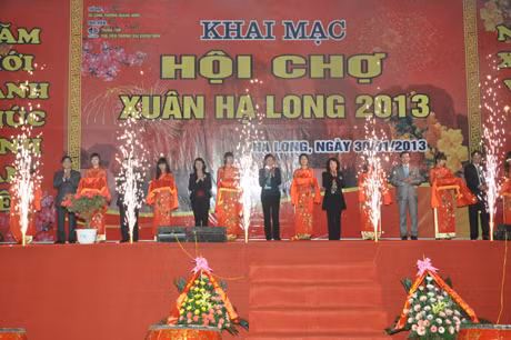 Các đại biểu cắt băng khai mạc Hội chợ Xuân Hạ Long 2013.